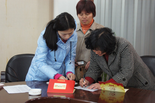 扶貧濟(jì)困獻(xiàn)愛心   企業(yè)責(zé)任銘心記