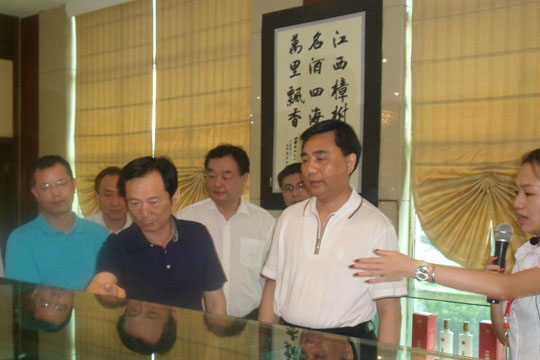 江西省委常委、紀委書記周澤民一行蒞臨四特酒公司參觀考察