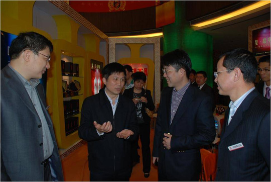 樟樹市委市政府領(lǐng)導(dǎo)參觀春糖會(huì)四特酒展位